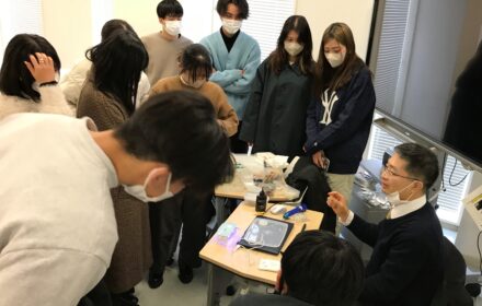 神戸学院大学にて「水で光るLEDライト作りの実習と原理の説明」を行いました。